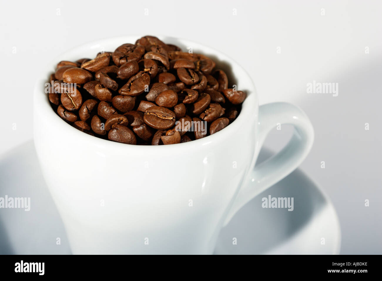 Geröstete Kaffeebohnen in weiße Tasse Stockfoto