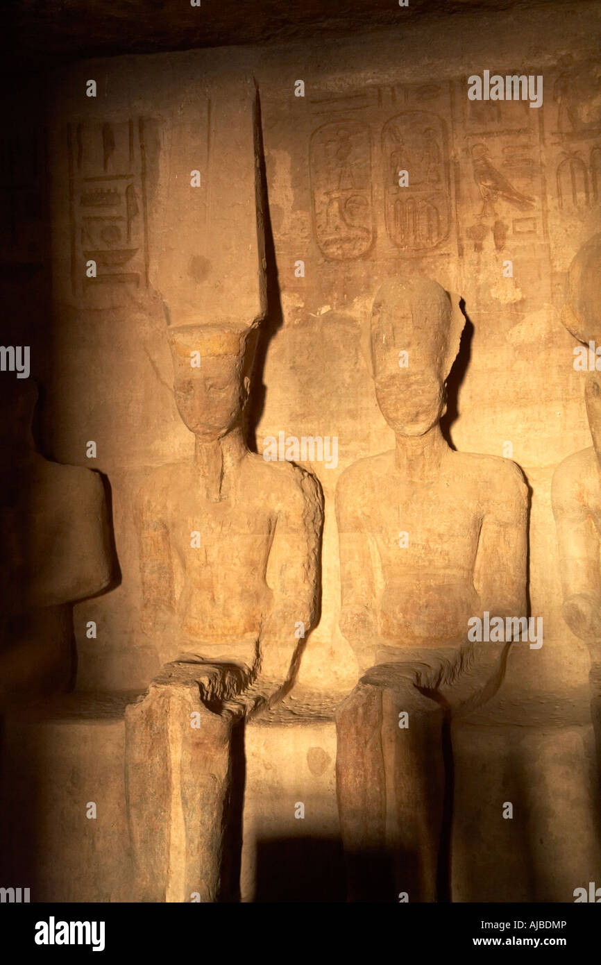 Statuen von Amun-Ra-Gott der Sonne in Luxor-Theben und König Ramses II nach Sonnenaufgang am Tempel von Abu Simbel Ägypten Afrika Stockfoto