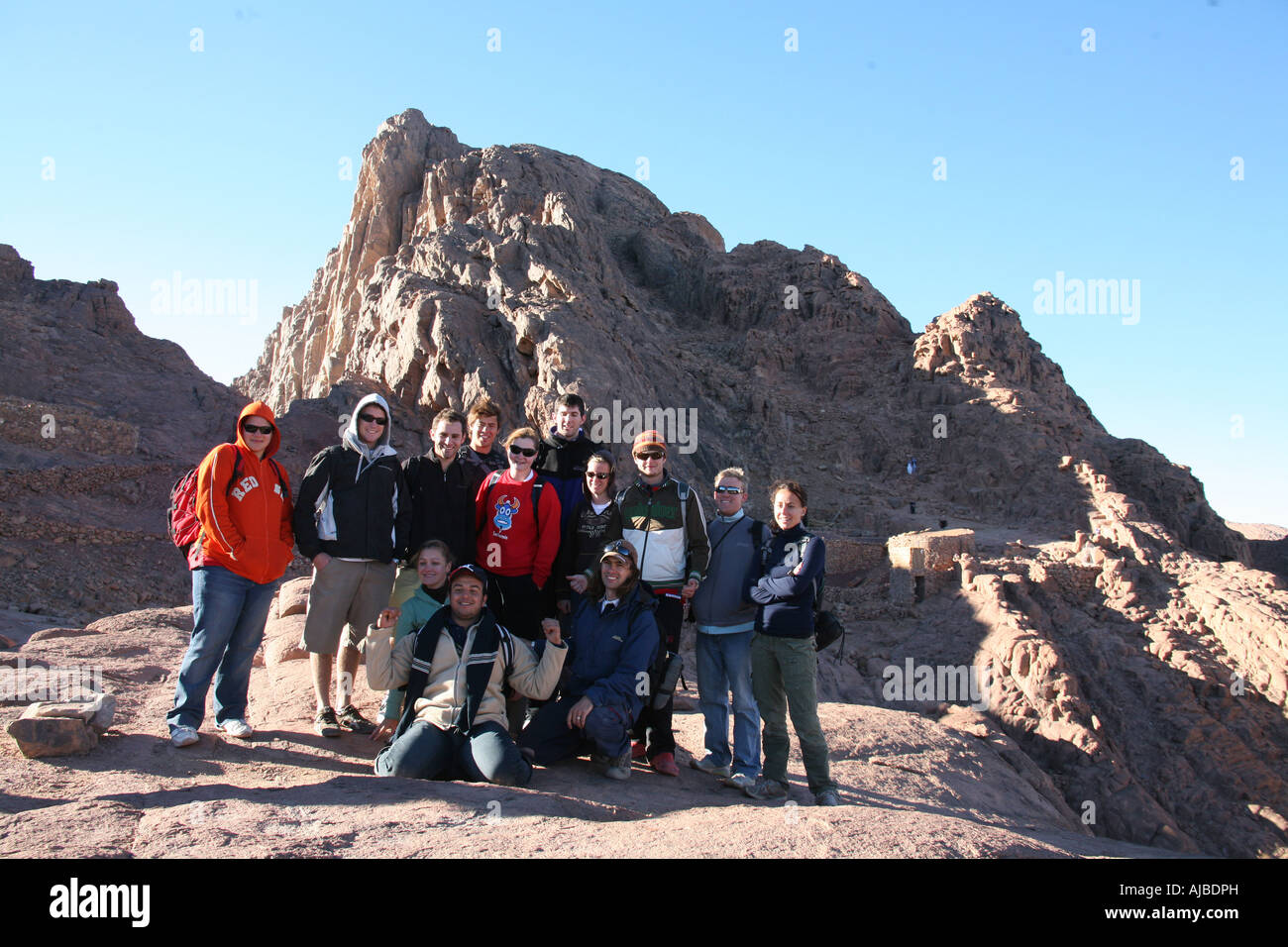 Tour im Westen Gruppe Menschen in frühen Morgen nach Sonnenaufgang steigen zu Fuß auf dem Berg Sinai in Ägypten Stockfoto