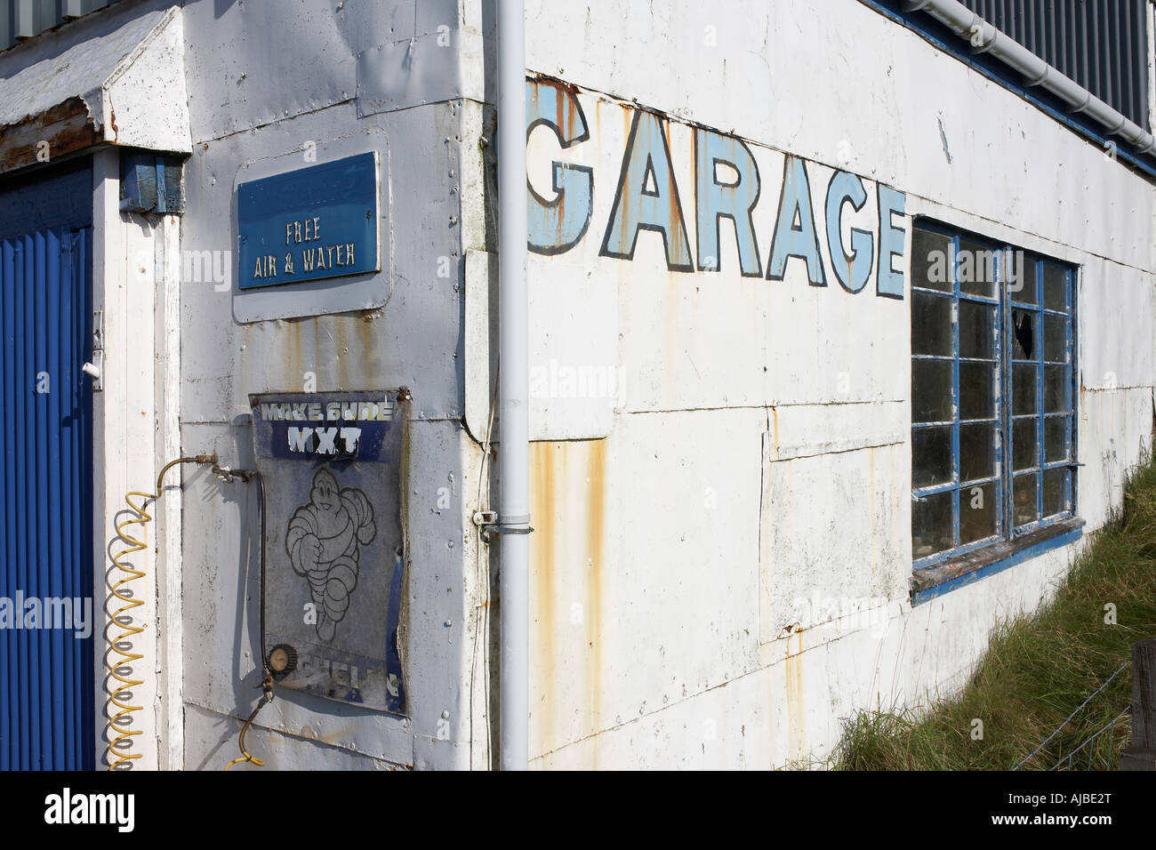 Aus einer vergangenen Ära architektonischen Details der eine weiß lackierte Garage außen in Dunvegan Isle Of Skye Schottland Stockfoto