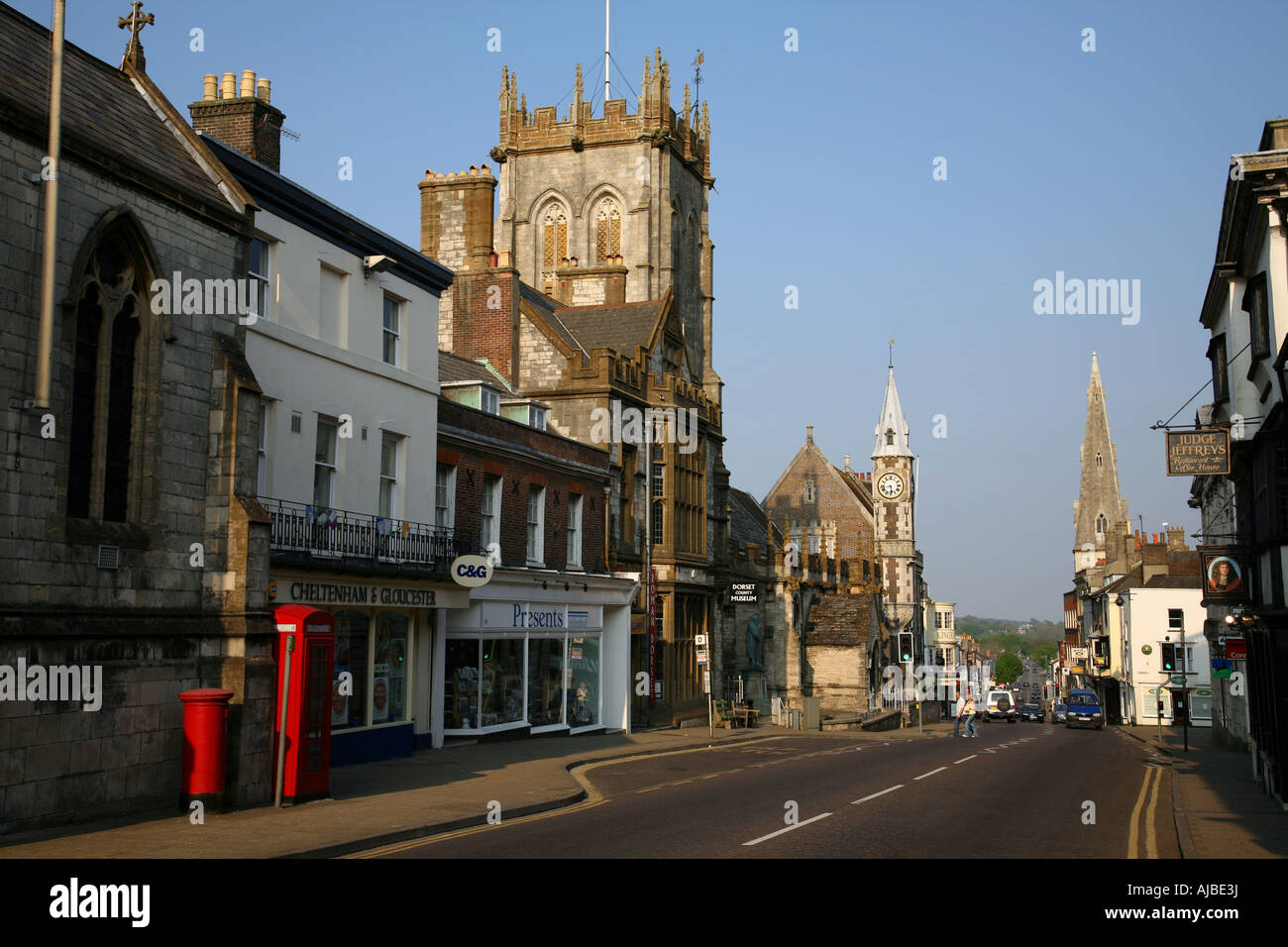 Abends Blick auf hohe Weststraße Dorchester Museum zeigt,-St. Peter Kirche und der Corn Exchange Stockfoto