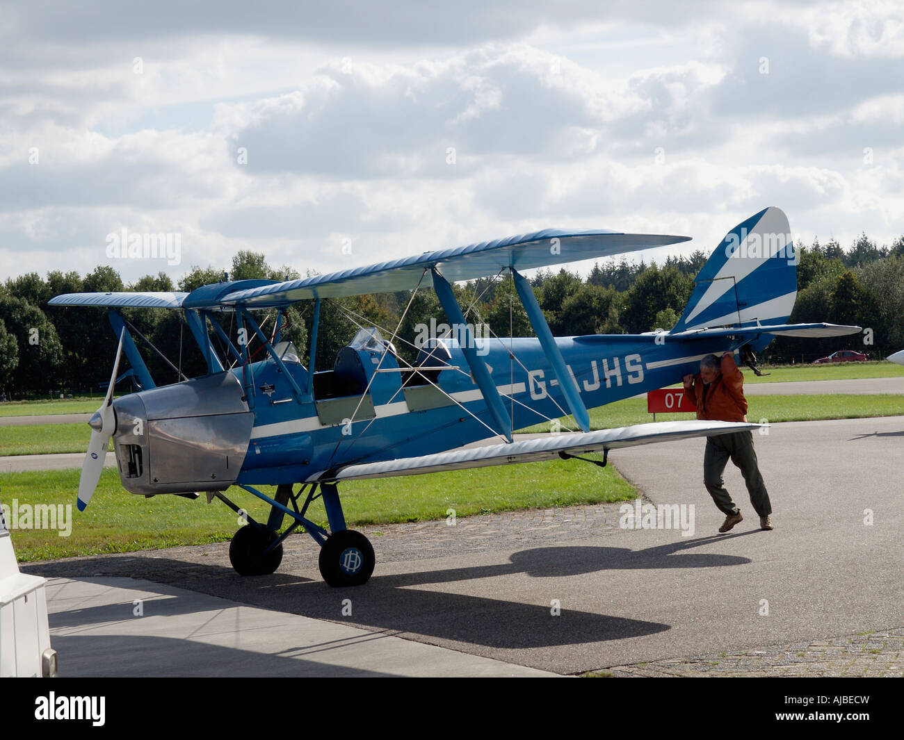 Der Mensch seine klassischen Tiger Moth Doppeldecker Flugzeug bewegen mit Muskelkraft nur seppe Flugplatz die Niederlande Stockfoto
