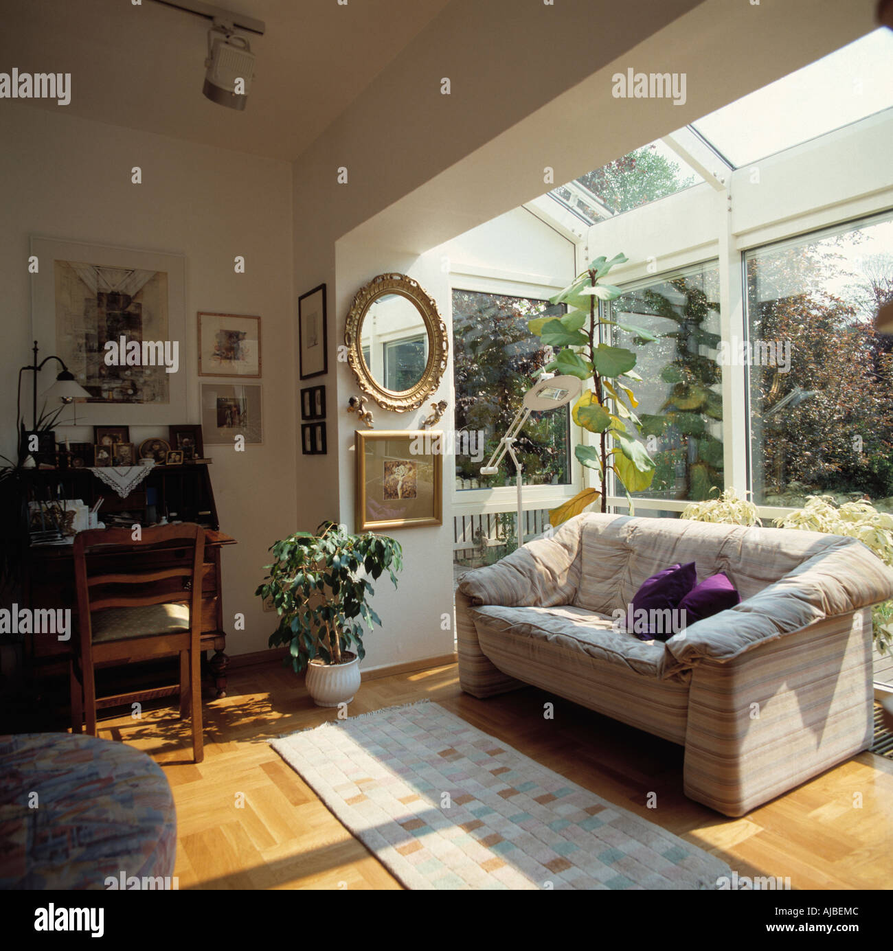 Bequemes Sofa vor Fenster im kleinen Glas Erweiterung des