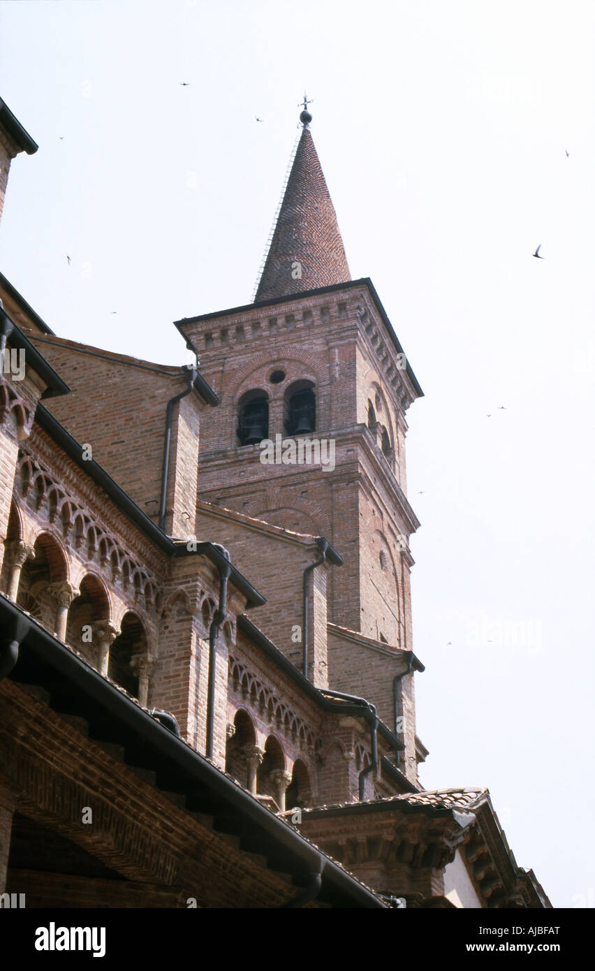 Seitliche Sicht auf die Kathedrale von Fidenza mit campanile Stockfoto