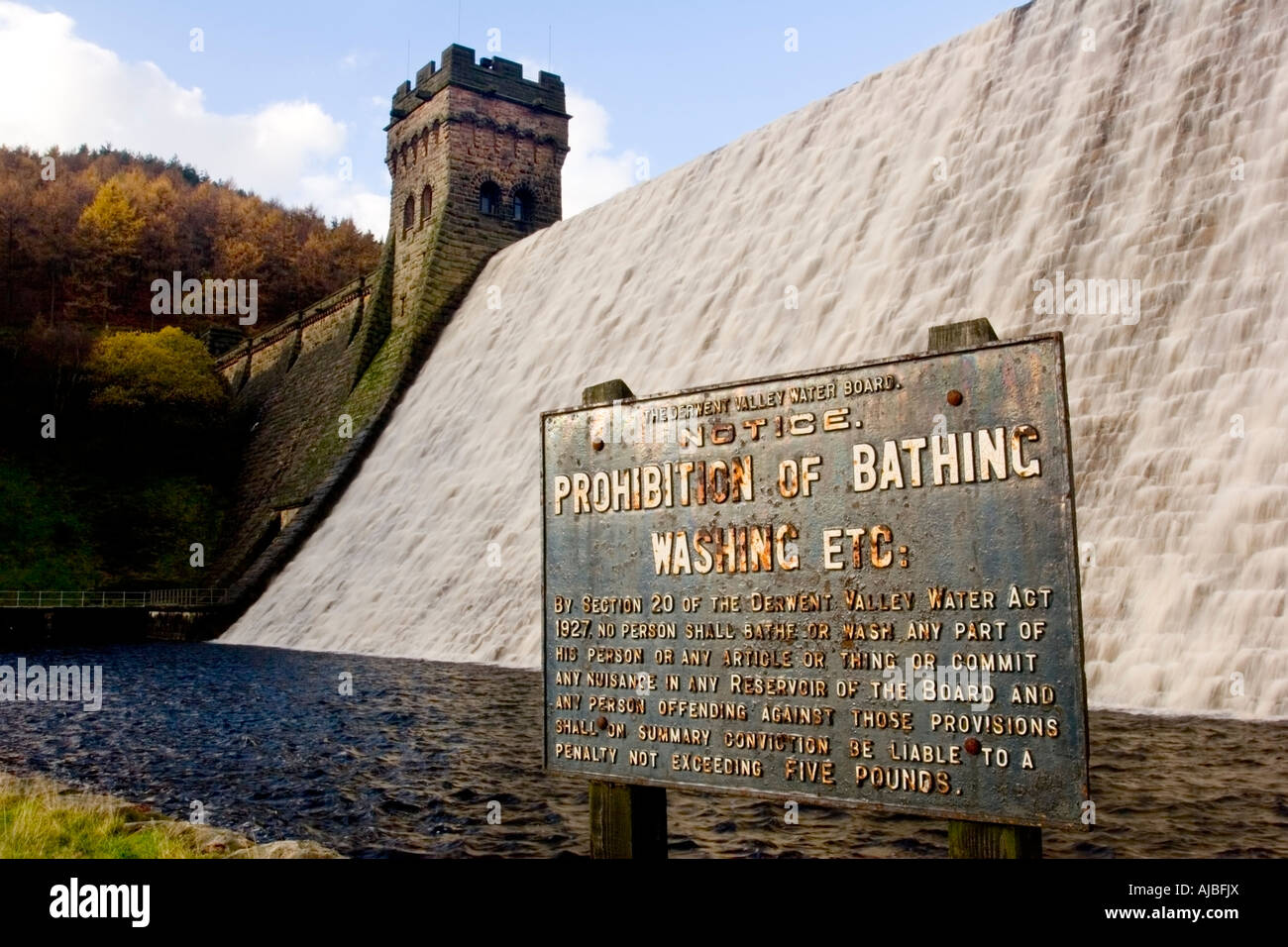 Baden und Waschen Verbotsschild, Derwent Dam Turm und Wasser fließen, Herbst. Derbyshire, England Stockfoto