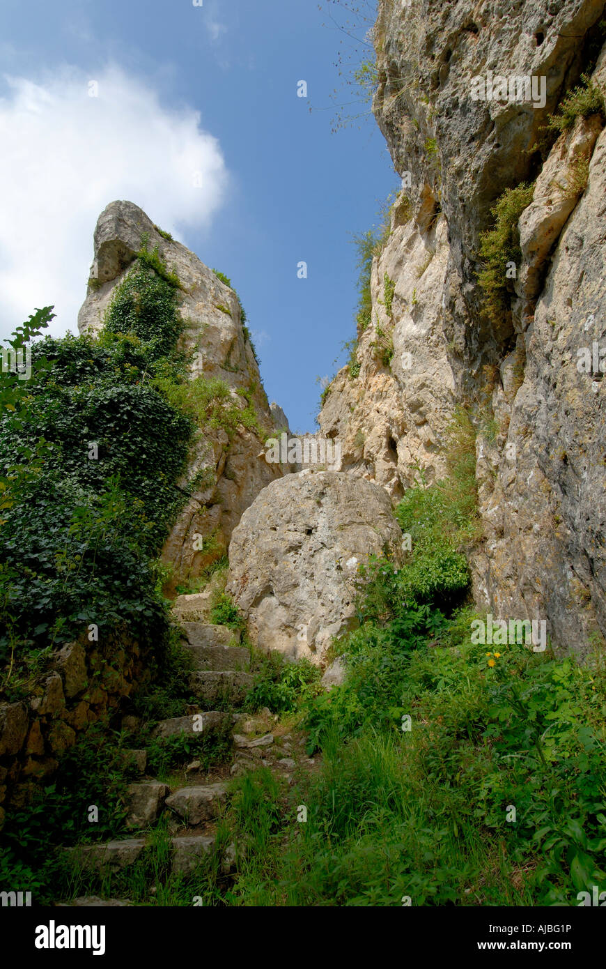 Englische Schritte Weg zum Schloss von Winkel-Sur-l'Anglin (86260), Vienne, Frankreich. Stockfoto
