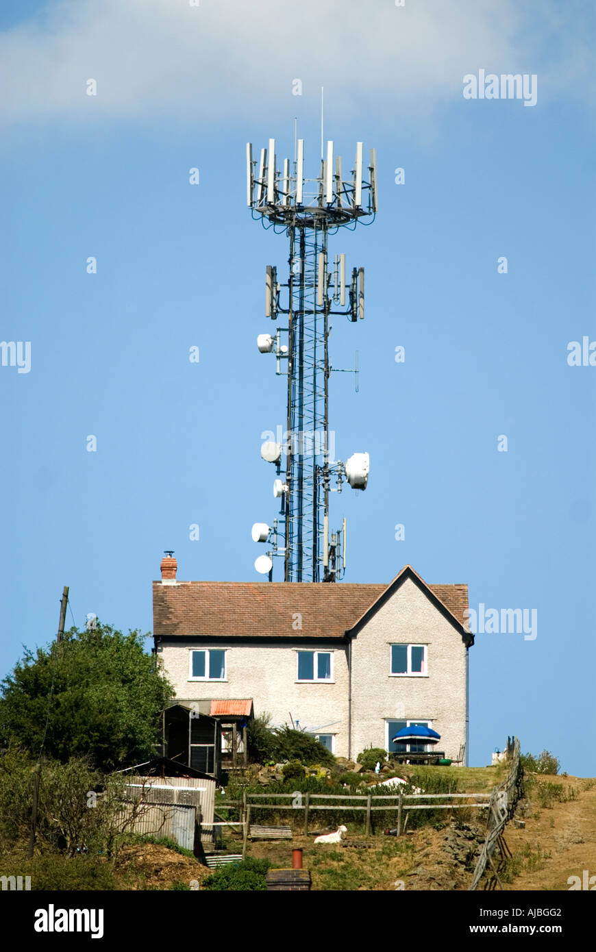 Handy-Mast auf Anhöhe mit Häusern in der Nähe Clee Hill Stockfoto