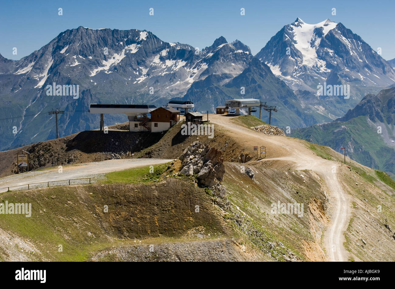 Blick von La Saulire-Bergstation über Courchevel 1850 in den französischen Alpen Stockfoto