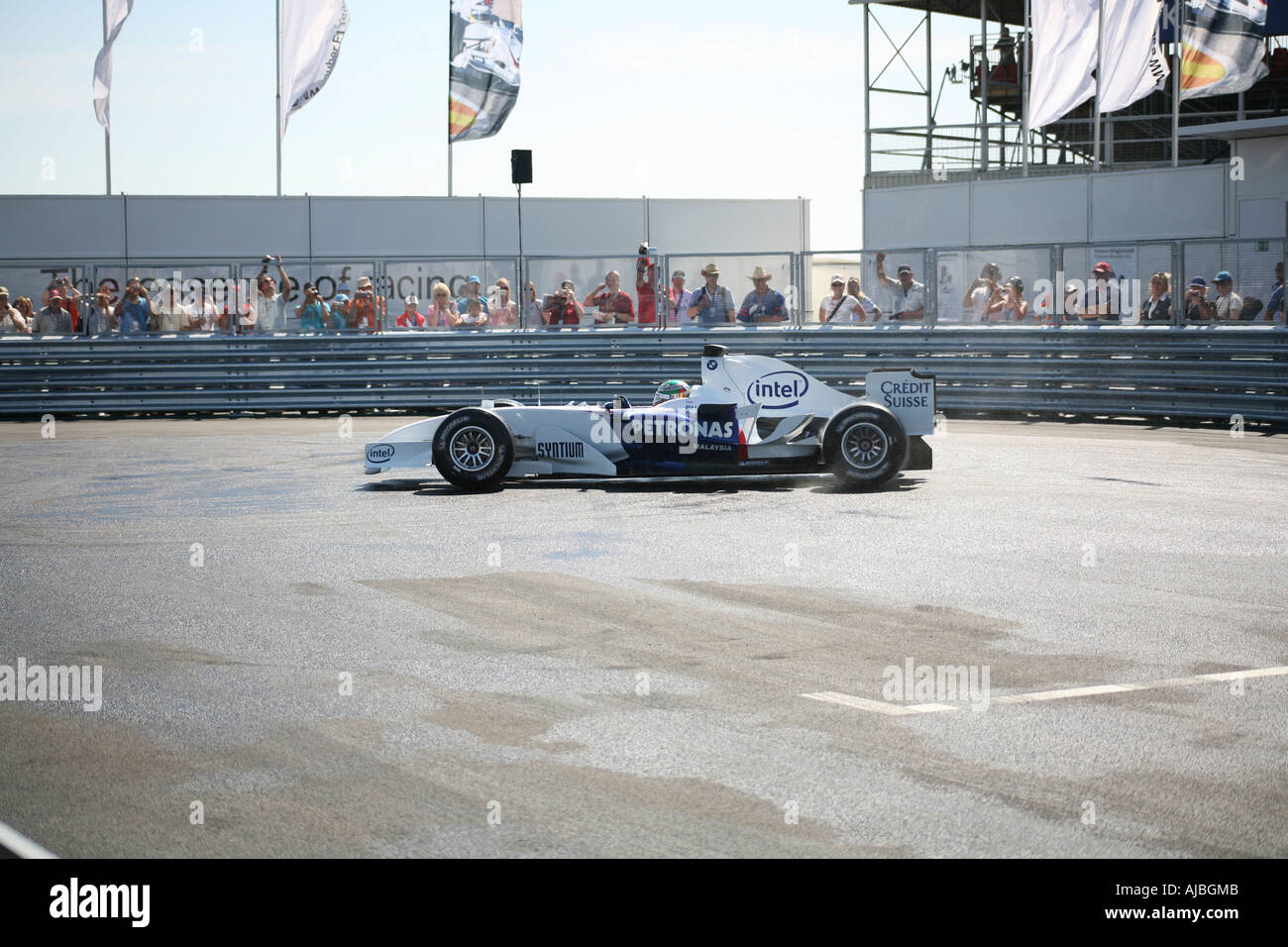 Bild zeigt BMW F1 Auto tun Burn Outs im BMW Sauber Pit Lane Park Erfahrung Stockfoto