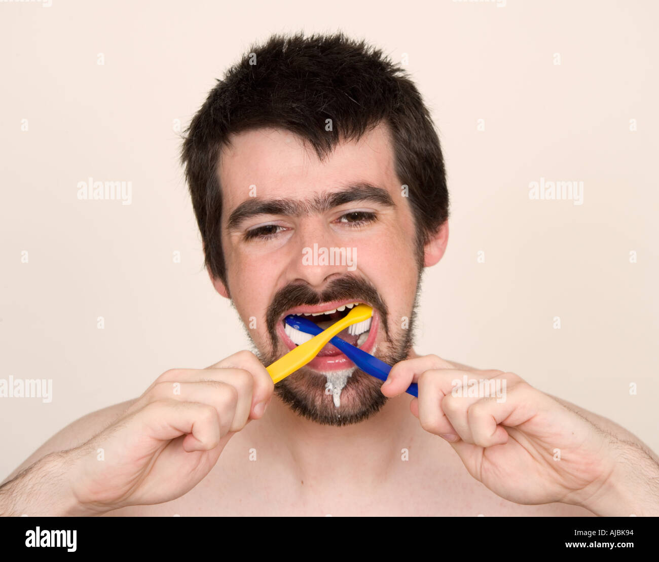 Mann mit zwei Zahnbürsten Zähneputzen, Nahaufnahme Stockfoto