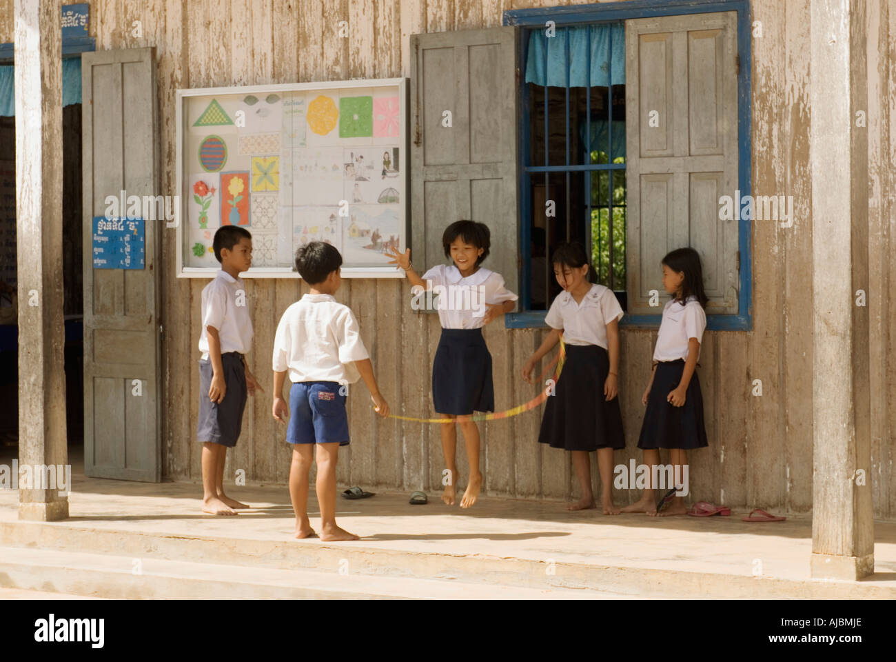 Kambodscha Grundschule Mädchen außerhalb Seilspringen Spaß Stockfoto