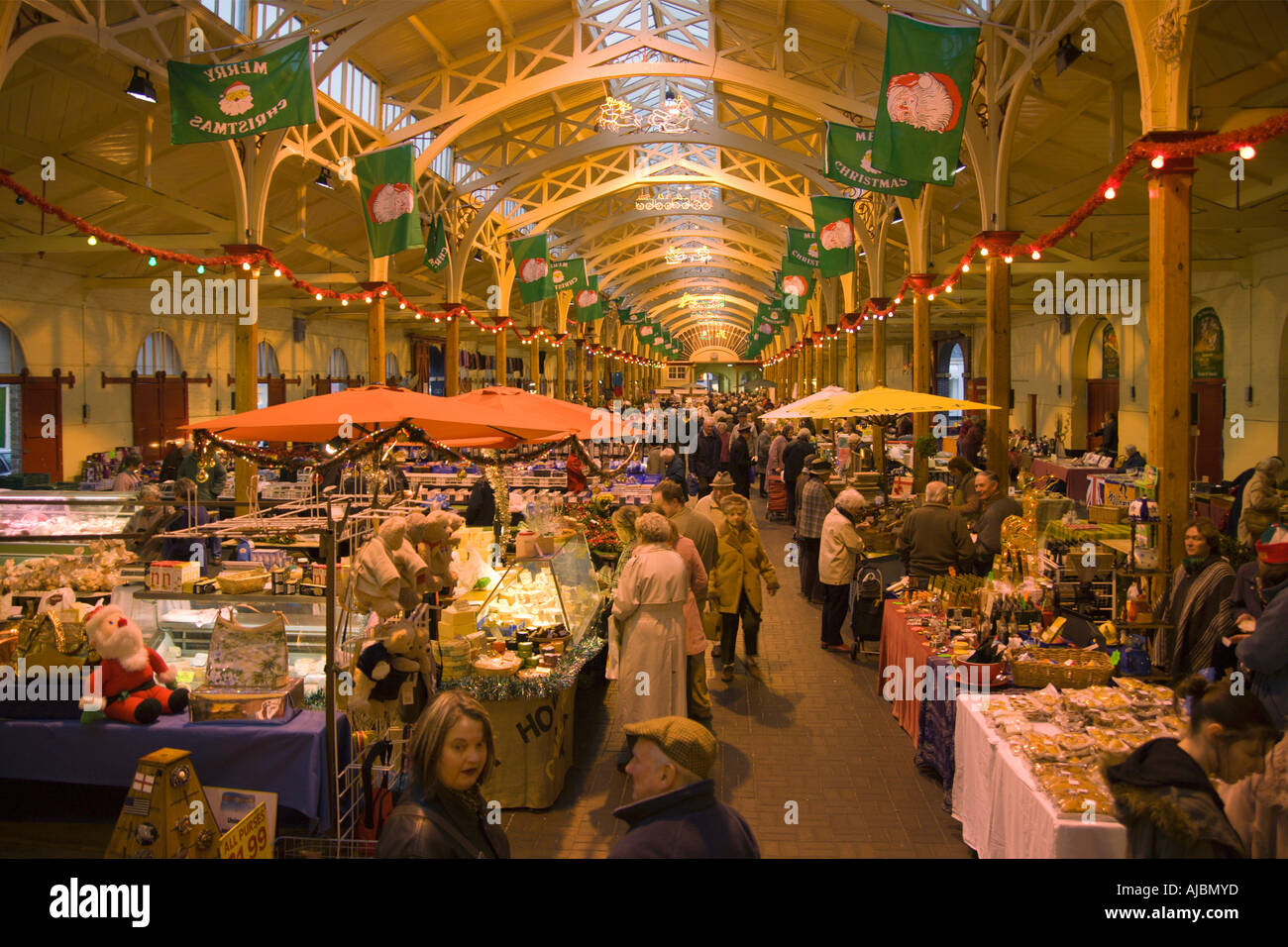 Pannier Markthalle mit reich verzierten Holzsäulen und gewölbte dekorative Dach zu Weihnachten in Barnstaple North Devon England Stockfoto