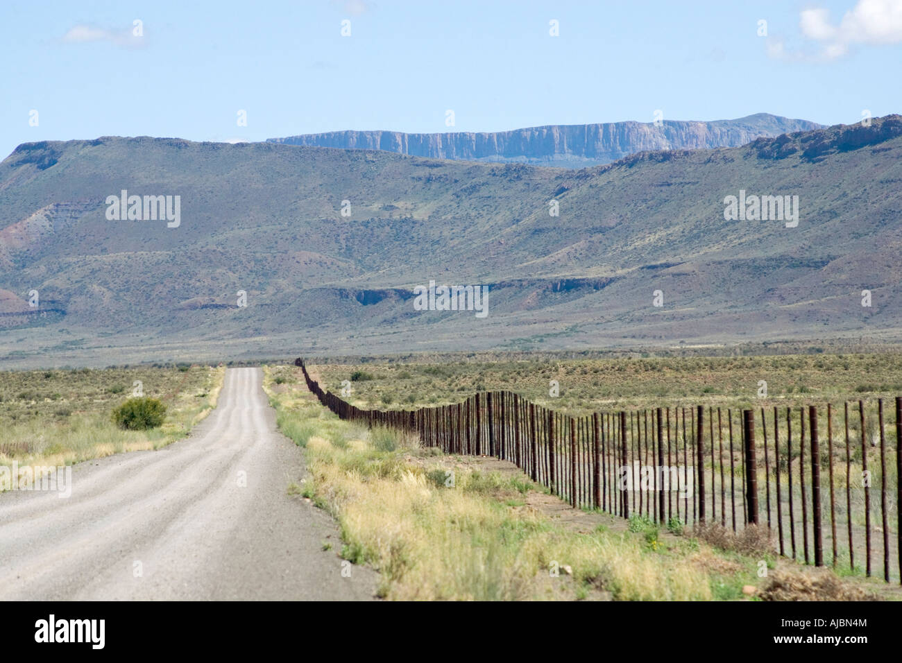 Feldweg durch eine Wüste ENFORS Stockfoto