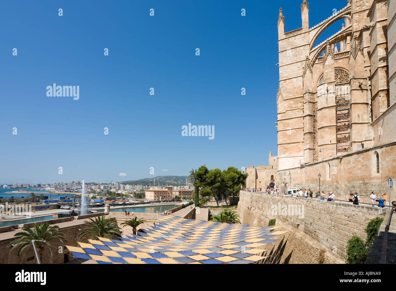 Blick über den Parc De La Mar und Paseo Maritimo von der Kathedrale entfernt. Historische Stadtzentrum, Palma, Mallorca, Spanien Stockfoto