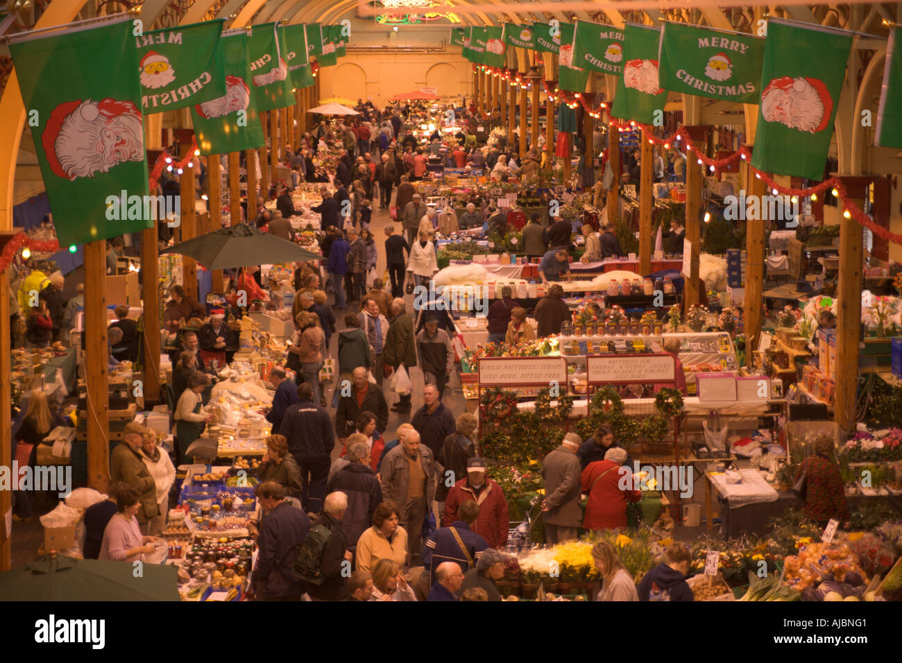 Blick von oben auf Menschen beim Einkaufen in der Markthalle Pannier leuchtet an Weihnachten in Barnstaple North Devon England Stockfoto