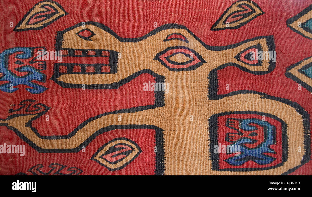 Alten präkolumbischen Wandteppich Fragment aus Peru zoomorphe  Motiv-Südamerika Stockfotografie - Alamy