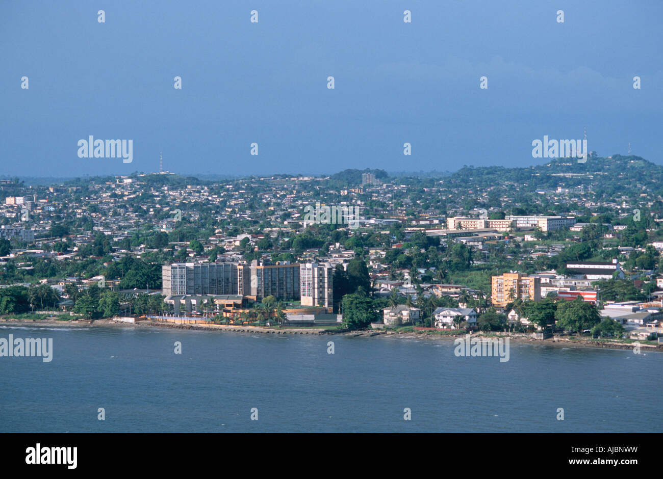 Luftaufnahme der Hauptstadt Libreville & Küste Stockfoto