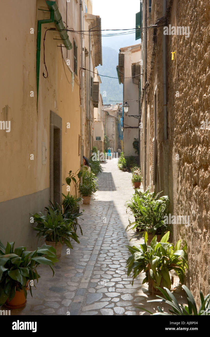 Schmalen gepflasterten Straße im Zentrum der Altstadt, Soller, Westküste, Mallorca Spanien Stockfoto Schmalen gepflasterten Straße im Zentrum der Altstadt, Soller, Westküste, Mallorca Spanien Stockfoto