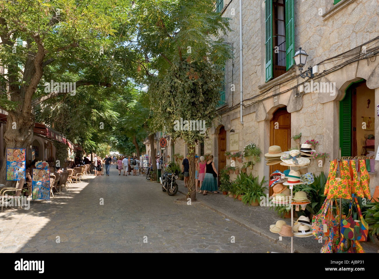 Geschäfte an der Hauptstraße im Zentrum der alten Stadt, Valldemossa, Westküste, Mallorca, Spanien Stockfoto