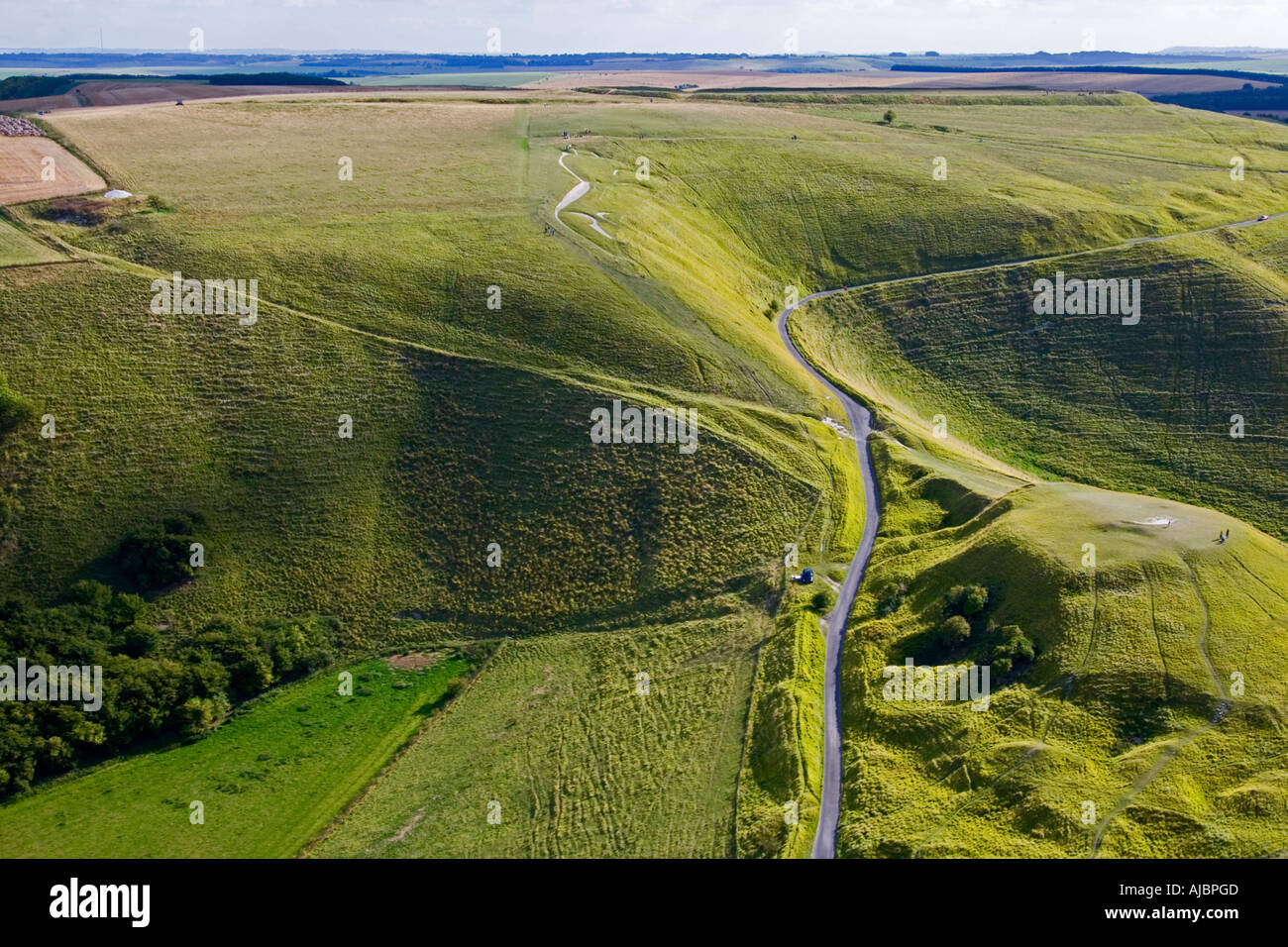 Die alten weißen Pferd Kreidefigur und Dragon Hill in der Nähe von Uffington Oxfordshire-England aus der Luft JMH1710 Stockfoto