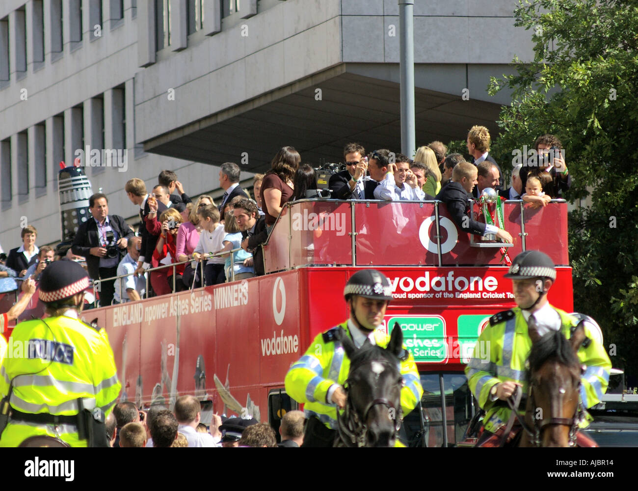 England Asche Feier Busse nähern Trafalgar Square Stockfoto