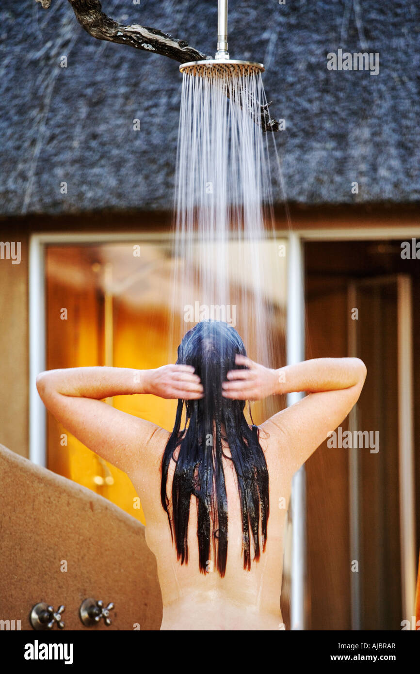 Junge Frau unter die Dusche im freien - Rückansicht Stockfoto