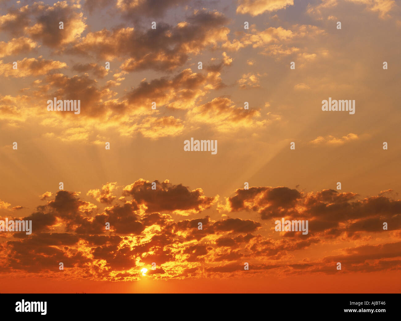 Sonnenstrahlen, die durch bewölktem Himmel platzen Stockfoto