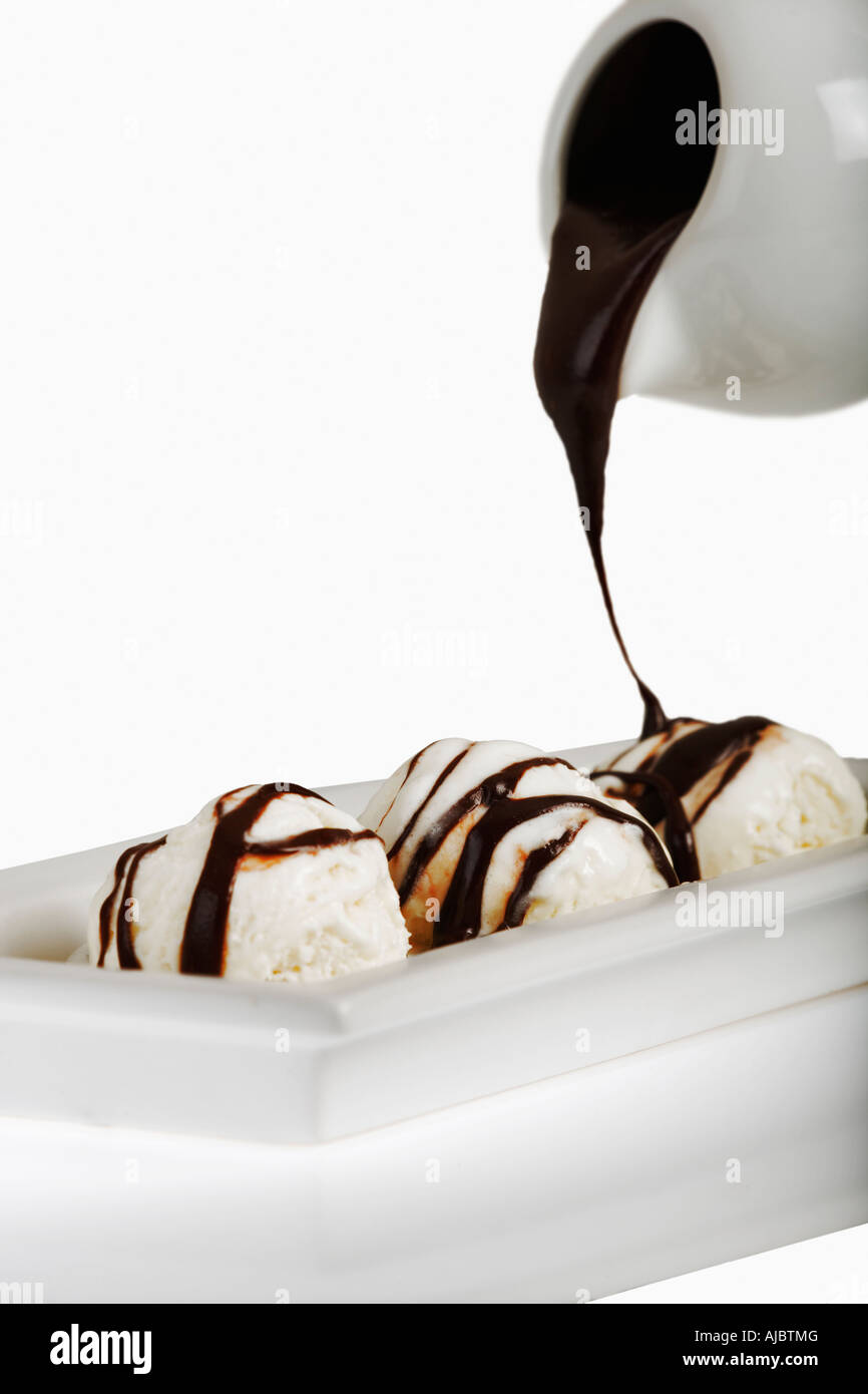 Schüssel mit Eis mit Schokoladensauce Stockfoto