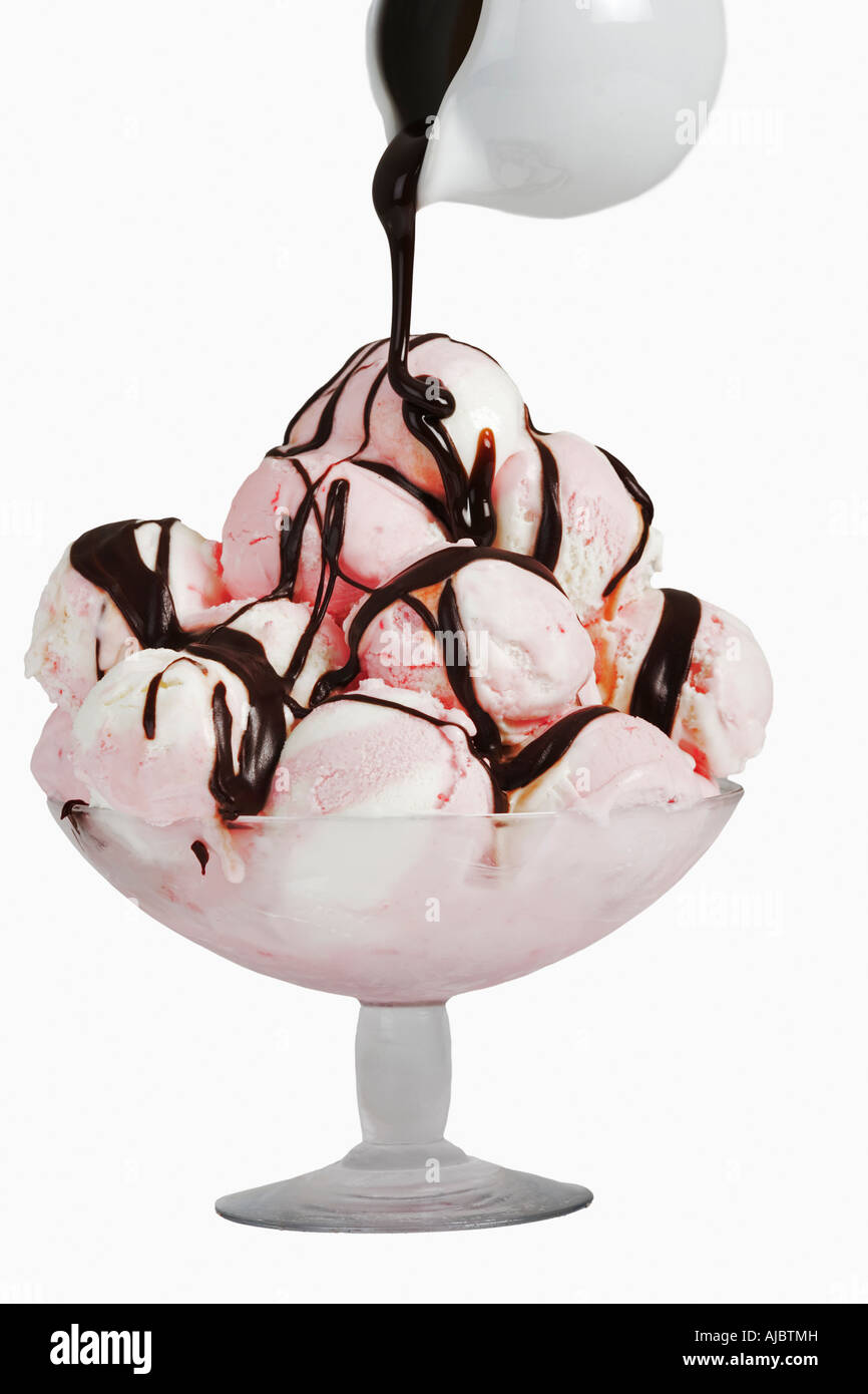 Dessertschale Eis mit Schokoladensauce Stockfoto