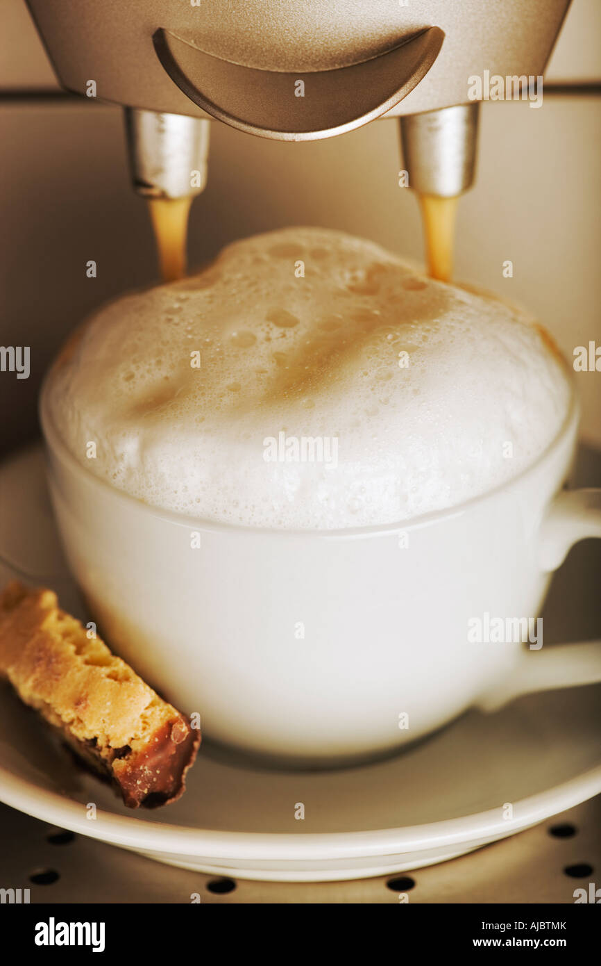 Cappuccino mit Biskuit gießen Stockfoto