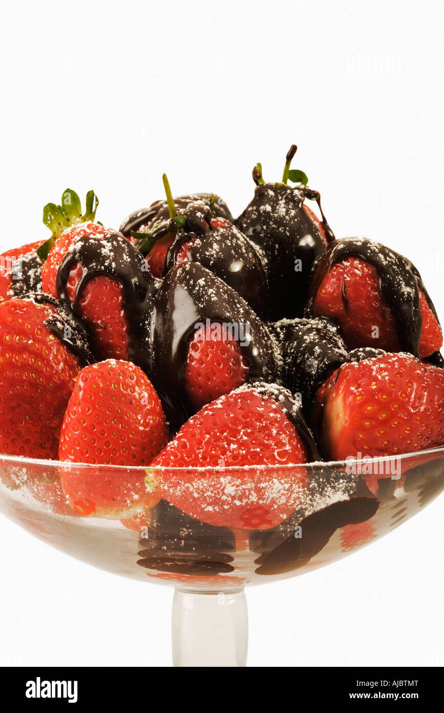 Schokolade überzogen Erdbeeren in eine Glasschüssel Stockfoto