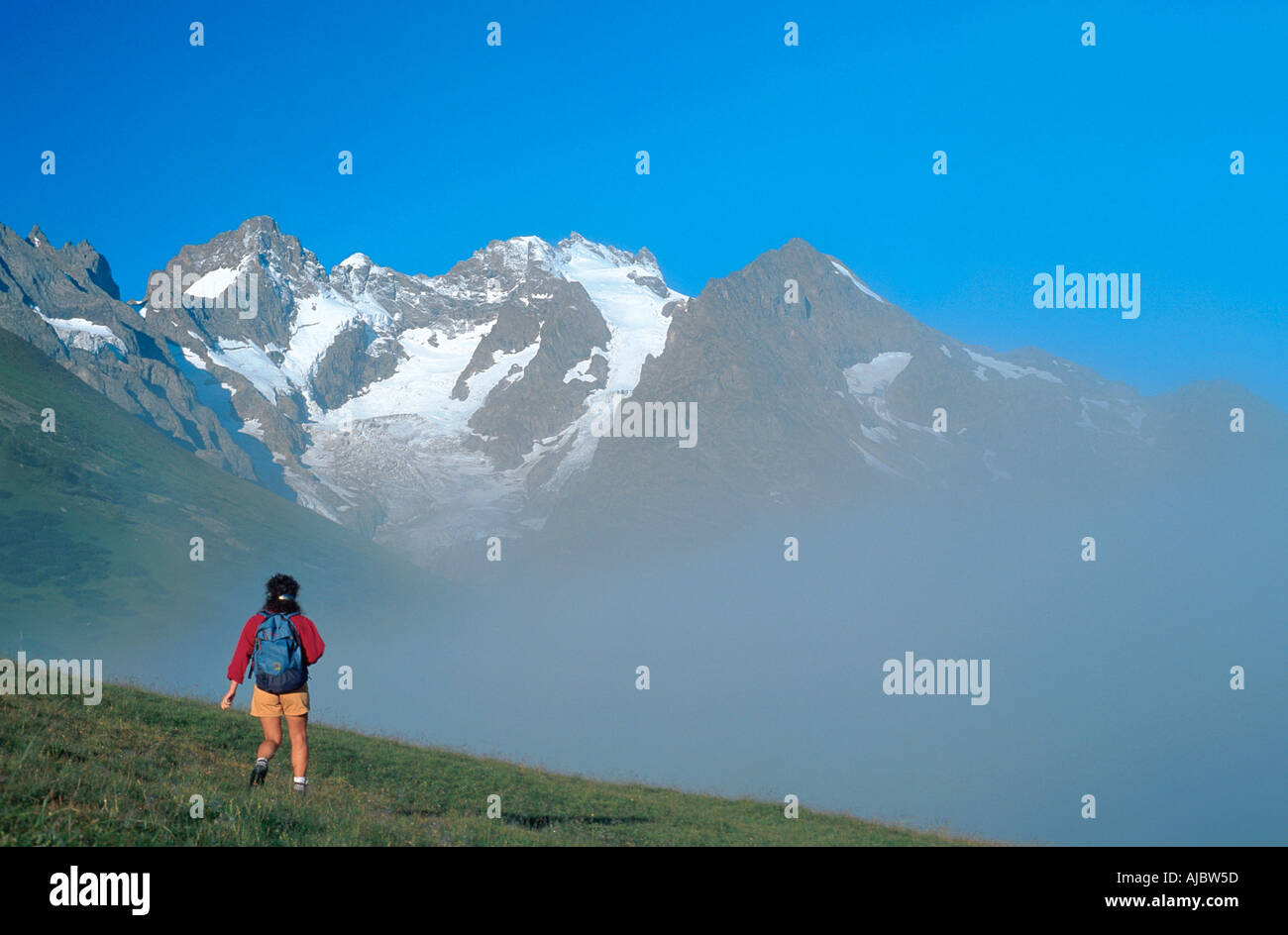 weibliche Berg Wanderer in alpiner Landschaft, Frankreich, Ecrins NP Stockfoto