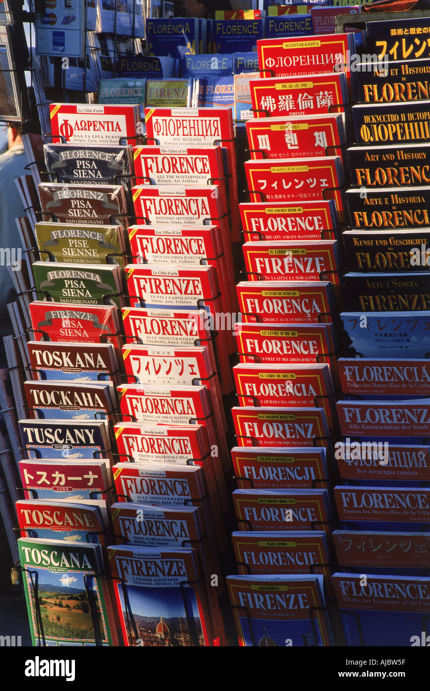 Souvenirbücher über Florenz und die Toskana in verschiedenen Sprachen im Plaza Michelangelo Stockfoto