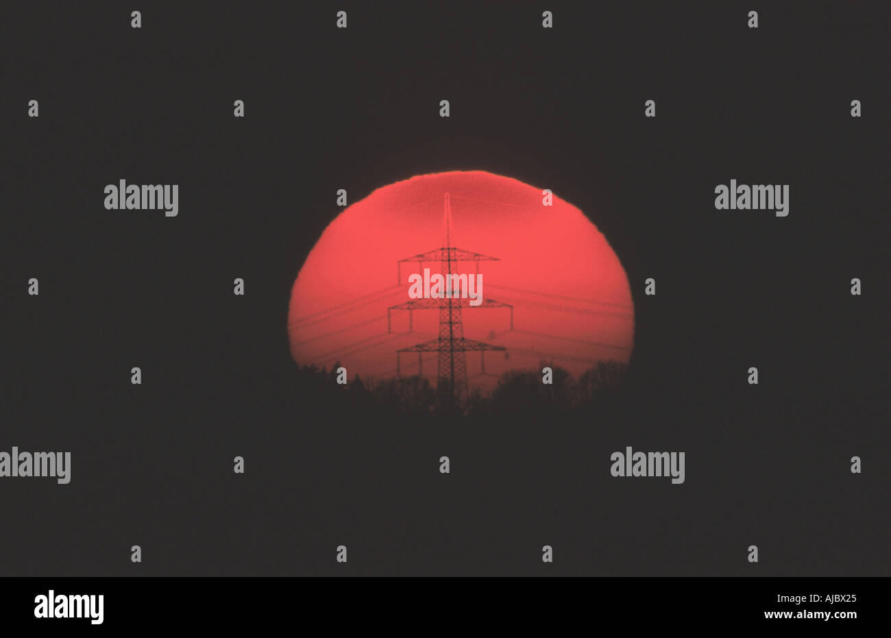 230 KV Strommast vor Sonnenuntergang Stockfoto