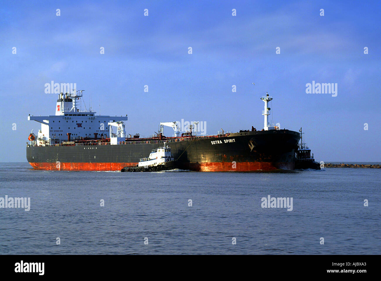 Tanker Schiff Hafen Schlepper Führung betreten Stockfoto