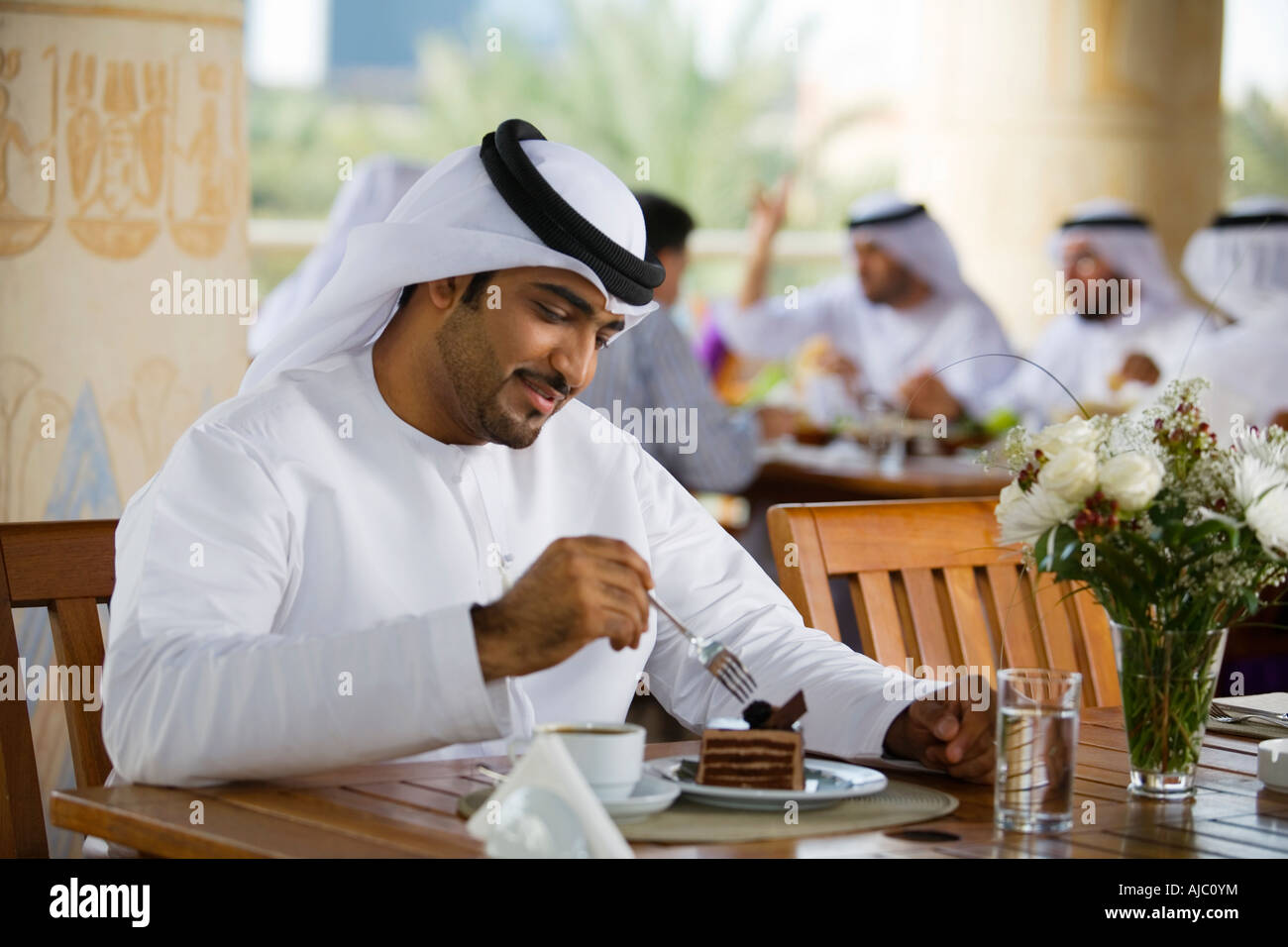 Arabische Mann Essen Dessert im Cafe Stockfoto