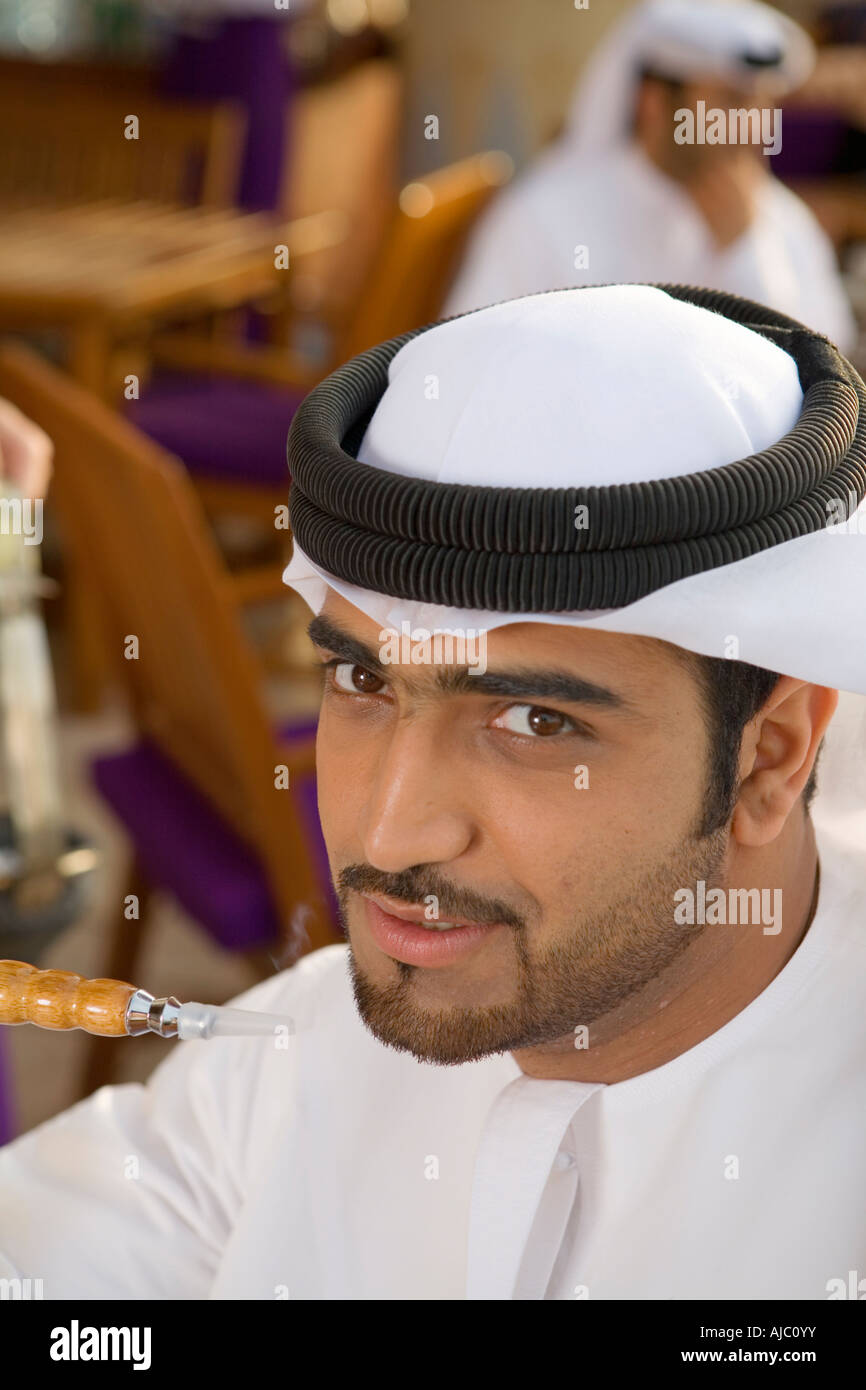 Arabische Mann Rauchen Shisha auf Terrasse Stockfoto