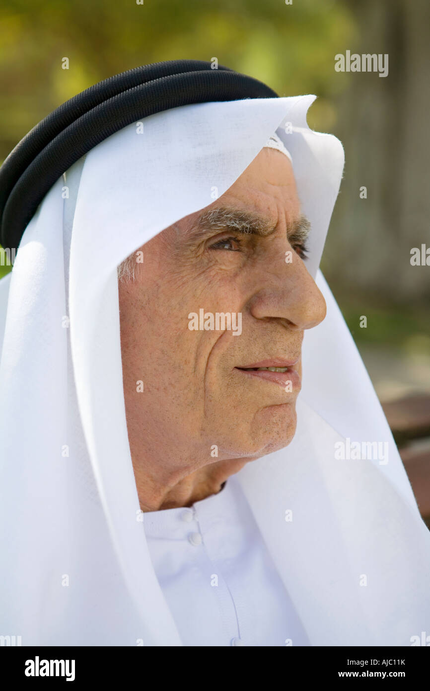 Arabische Großvater stand im Park Blick in die Ferne Stockfoto