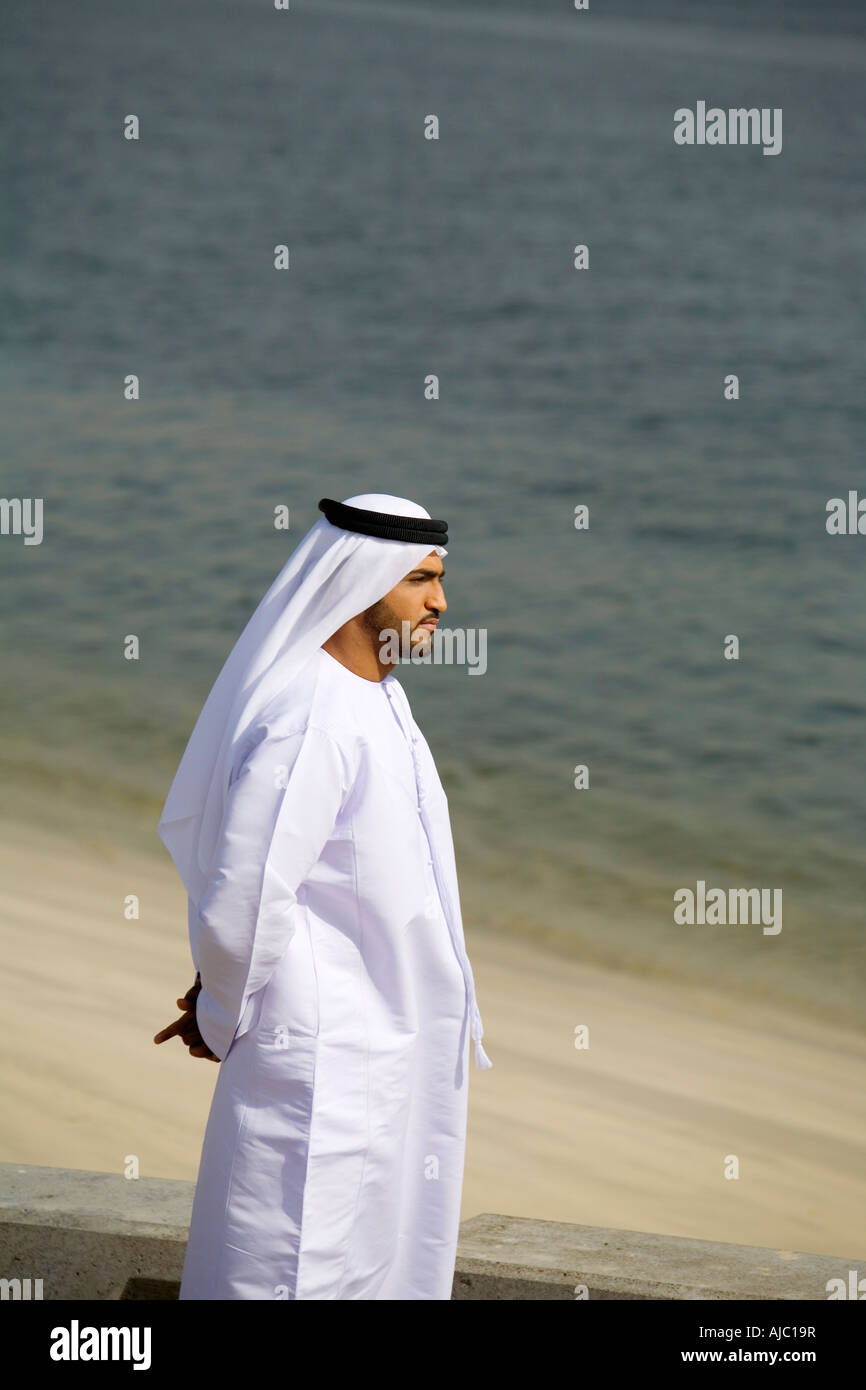 Ernsthafte Arabische Mann Blick auf Wasser Stockfoto