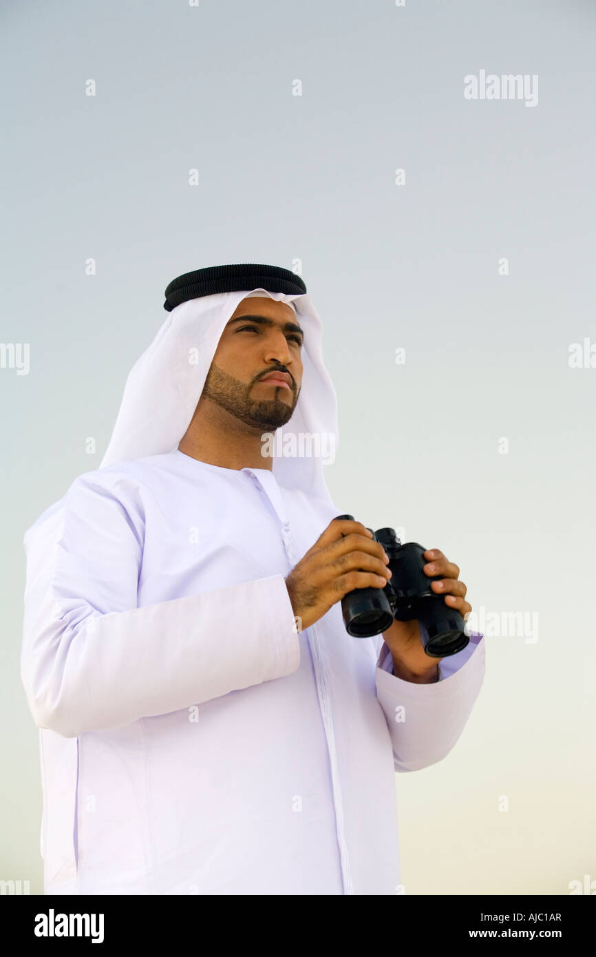 Arabische Mann Blick in die Ferne mit dem Fernglas Stockfoto