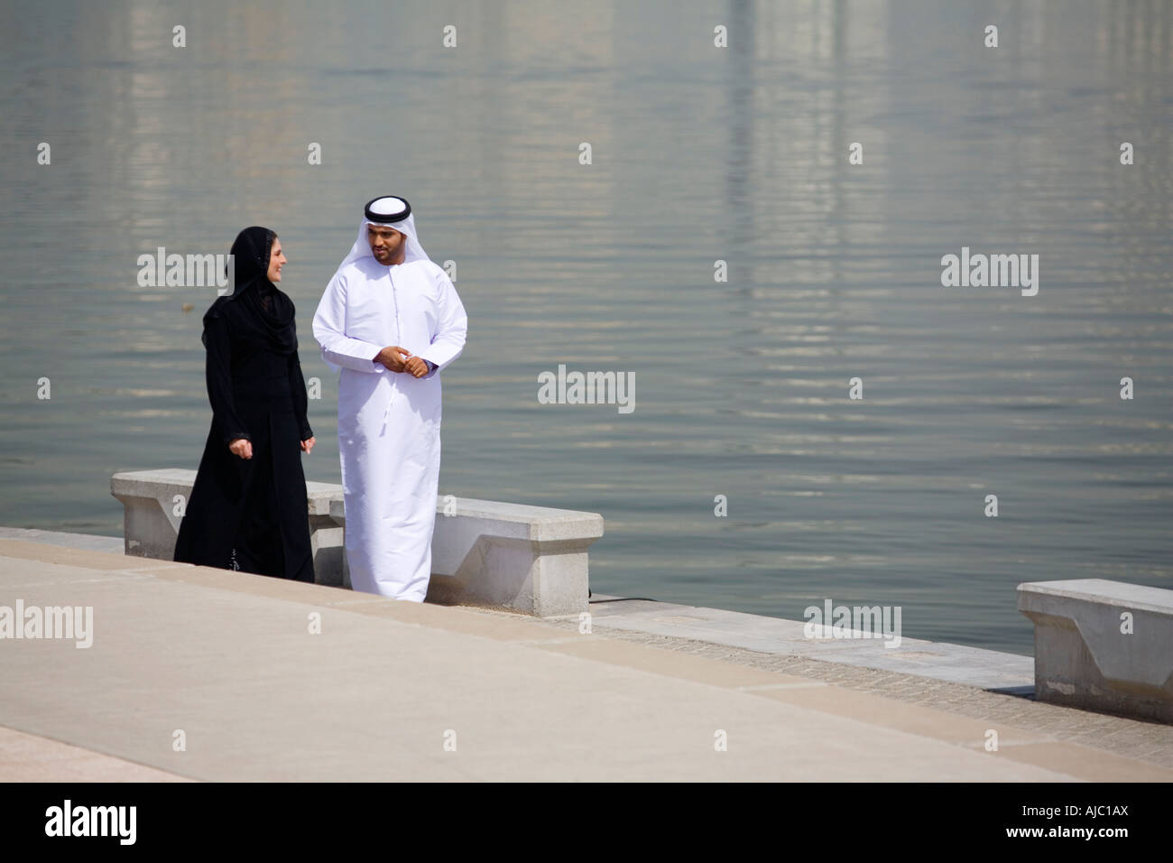 Arabische Mann und Frau zu Fuß durch das Wasser Stockfoto