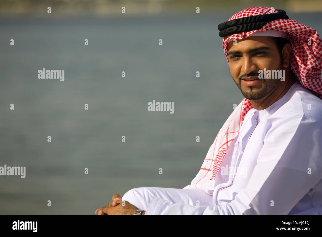 Arabische Mann sitzt am Meer Stockfoto