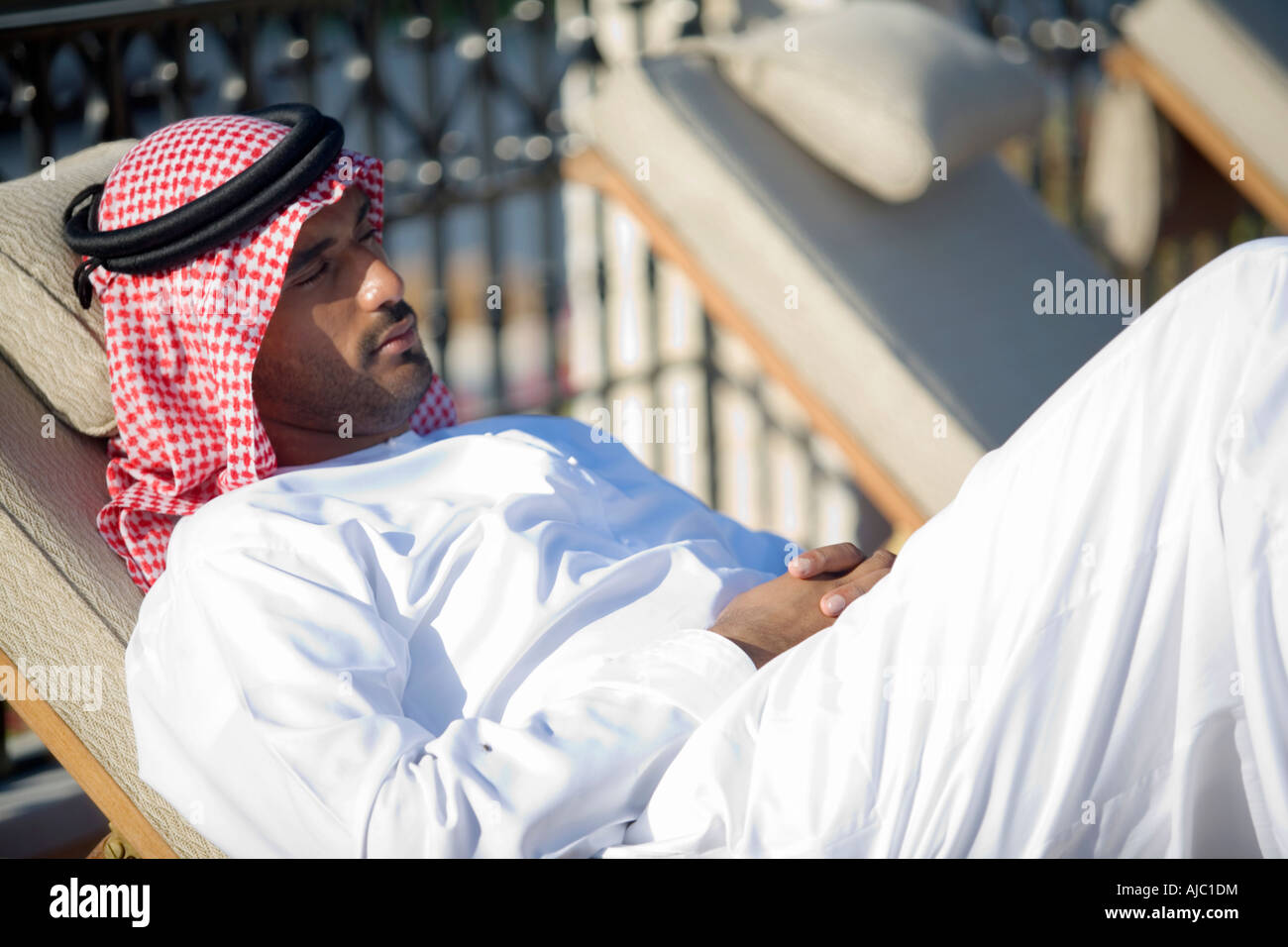 Arabische Mann schlafen auf Chaise Longue Stockfoto