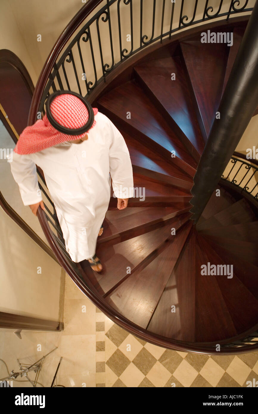 Arabische Mann gewundenen Treppe hinunter Stockfoto