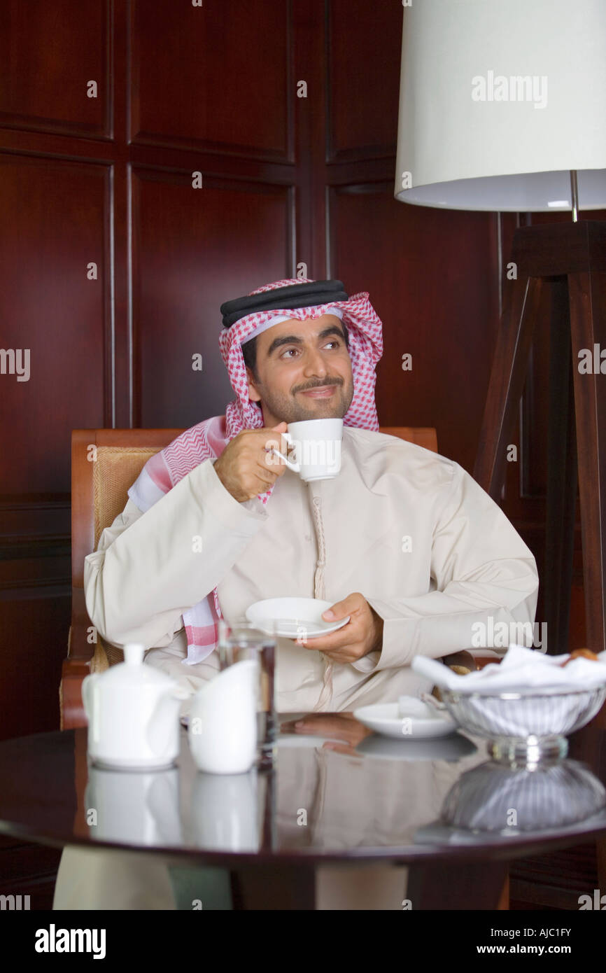 Lächelnd arabische Geschäftsmann Morgenkaffee genießen Stockfoto
