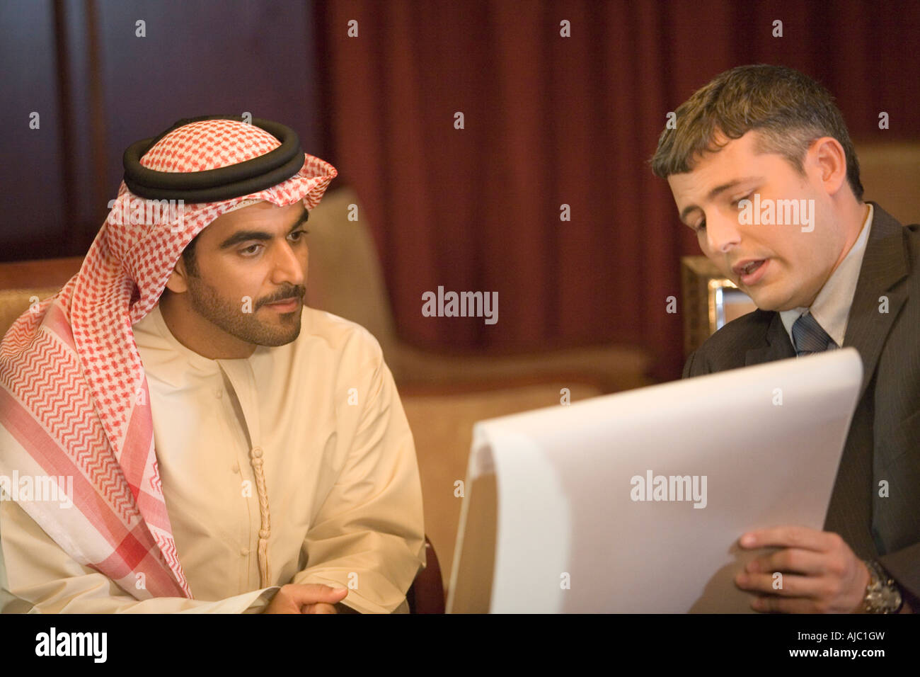 Kaukasische Geschäftsmann präsentiert Design will arabische Geschäftsmann im Tagungsraum Stockfoto