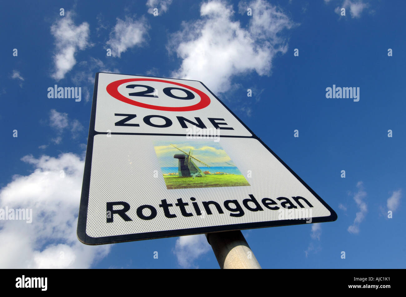 Eine 20 km/h Meilen pro Stunde Höchstgeschwindigkeit Zone Bereich Zeichen komplett mit einer Windmühle-Logo in Rottingdean East Sussex England Stockfoto