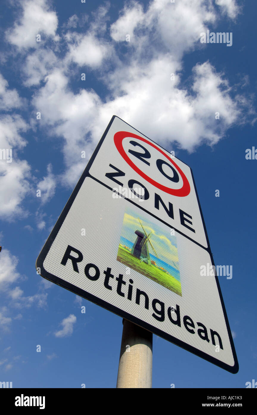 Eine 20 km/h Meilen pro Stunde Höchstgeschwindigkeit Zone Bereich Zeichen komplett mit einer Windmühle-Logo in Rottingdean East Sussex England Stockfoto