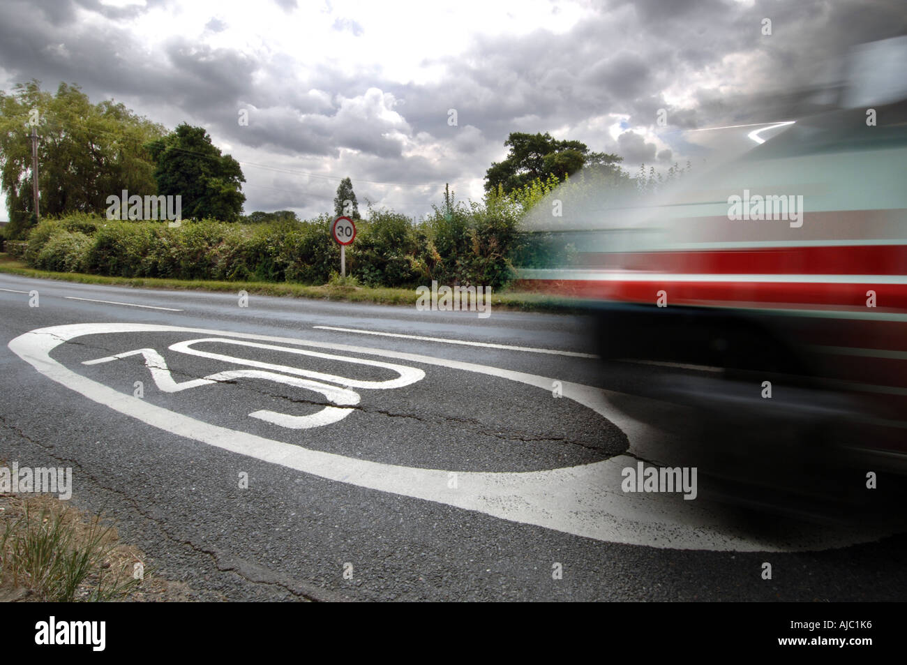 Verschwommene Raser geht 30 km/h Höchstgeschwindigkeit Zeichen gemalt auf Straße Stockfoto