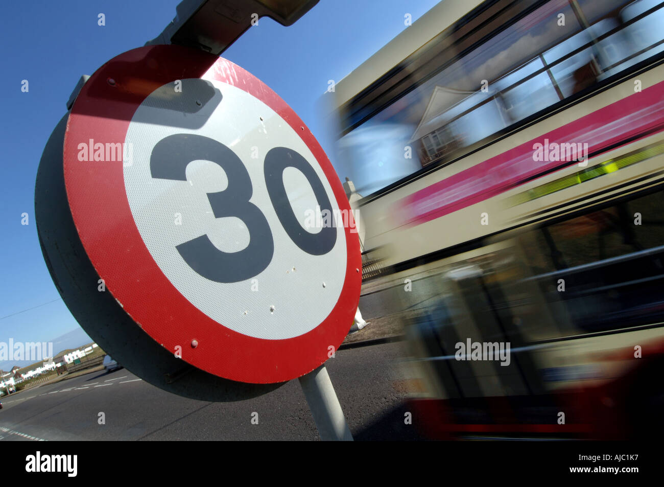 Ein Bus fährt ein 30 km/h Höchstgeschwindigkeit Warnzeichen Stockfoto